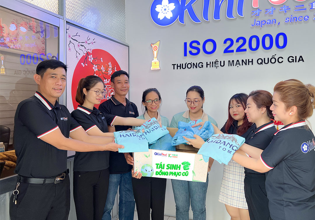 Kim Vũ Fabric cùng Okini Food: Viết nên câu chuyện bền vững cho những bộ đồng phục cũ.